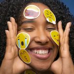 ¿Qué son las emociones? - Chica sonriente con emojis